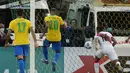 Pada menit ke-40 Brasil justru menggandakan keunggulan menjadi 2-0 melalui Neymar. Ia mampu memaksimalkan bola pantulan hasil tendangan Everton Ribeiro yang diblok pemain Peru. Skor 2-0 bertahan hingga babak pertama usai. (Foto: AP/Andre Penner)