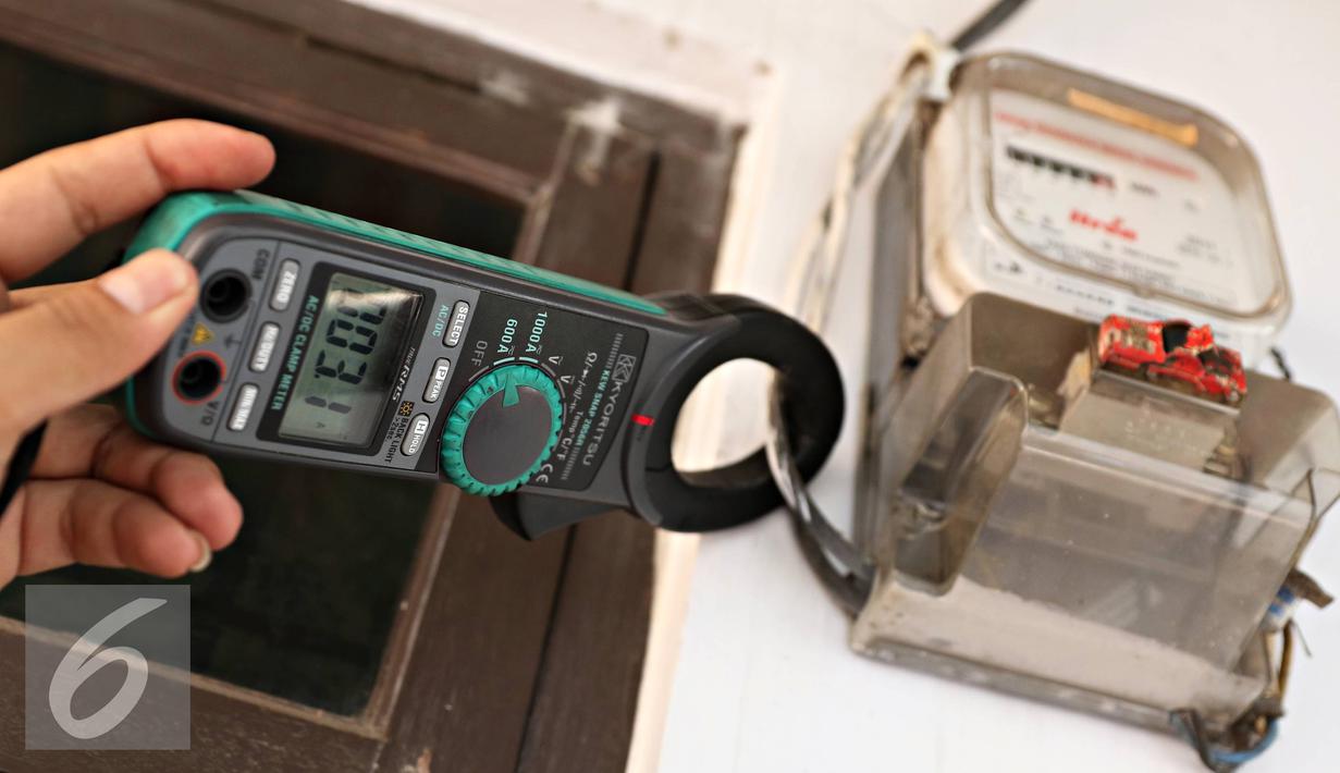 Petugas PLN melakukan pemeriksaan tegangan pada alat pembatas dan pengukur, Jakarta, Selasa (17/11). Subsidi dengan daya 900 VA hanya akan diberikan pada pelanggan kategori masyarakat miskin dan rentan miskin. (Liputan6.com/Immanuel Antonius)