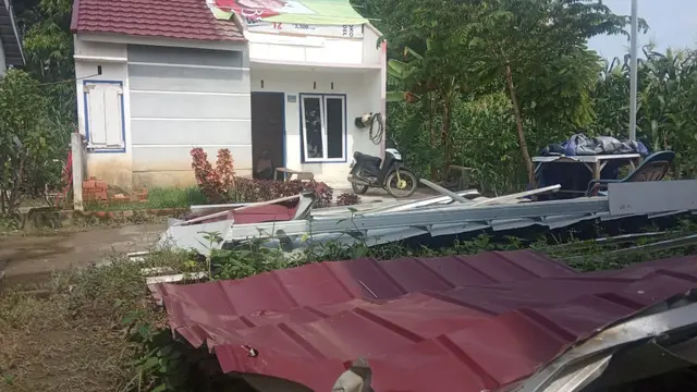 Hujan Deras Disertai Puting Beliung Tumbangkan Ratusan Gardu Listrik di Banyuasin