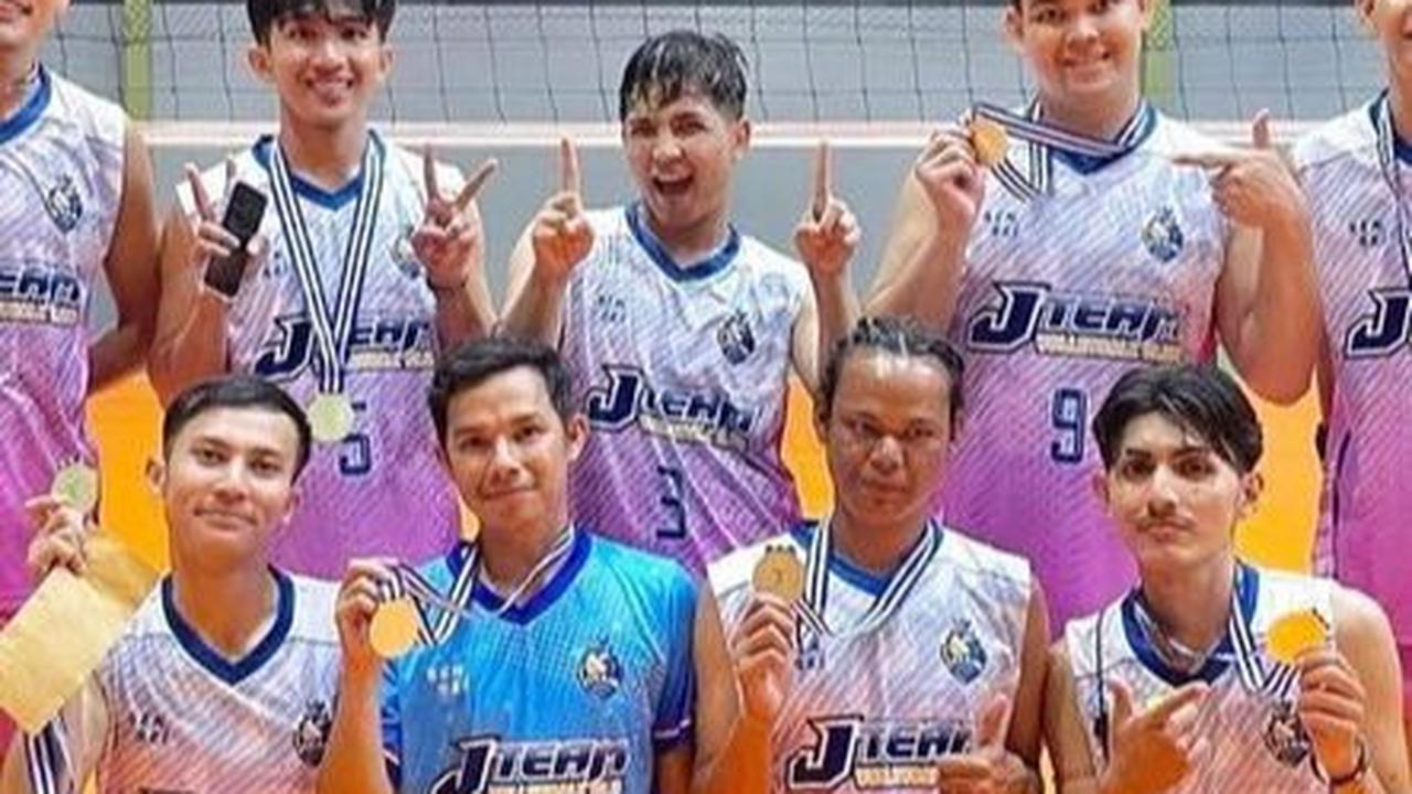 Jirayut juga bermain voli. Timnya, J Team, berhasil membawa pulang medali.