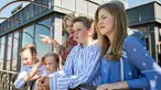 Ratu Belgia Mathilde, berpose dengan anak-anaknya (kika) pangeran Emmanuel, putri Eleonore, pangeran Gabriel dan putri mahkota Elisabeth saat mengunjungi Musical Instruments Museum di Brussels, Belgia, (19/7). (REUTERS/Laurie Dieffembacq/Pool)