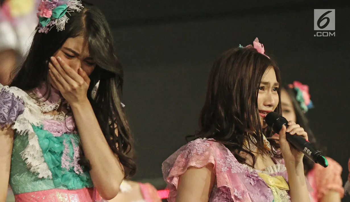 Member JKT 48, Melody (kanan) menangis saat memberi pengumuman di acara 'JKT48 Request Hour Setlist Best 30 2017', Jakarta, Sabtu (4/11). Melody mengumumkan dirinya yang dari Tim J dan Tim T memutuskan lulus dari JKT48. (Liputan6.com/Herman Zakharia)