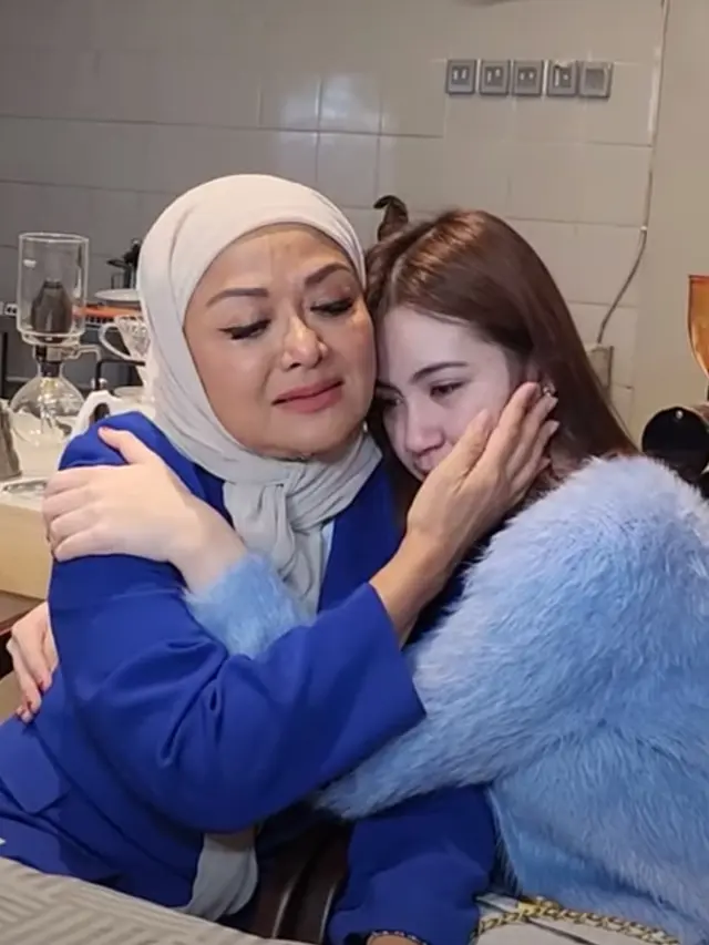 Betharia Sonata memeluk Rinoa Aurora