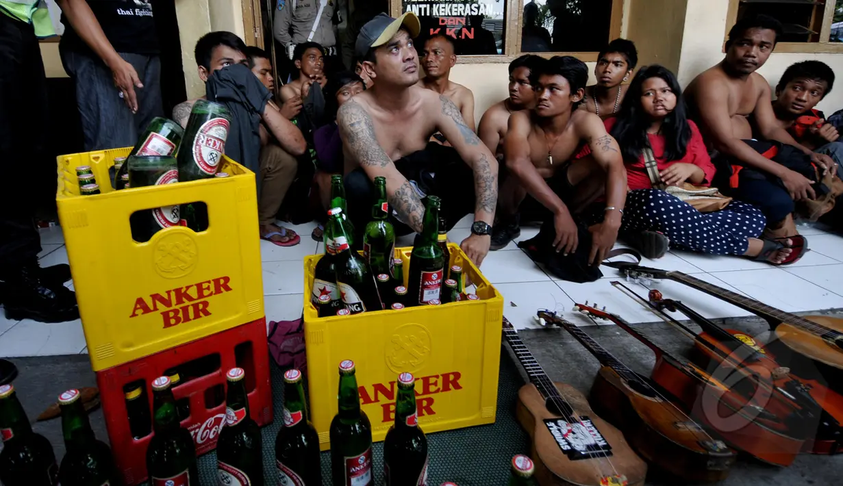 Sejumlah preman saat diamankan oleh petugas di kawasan terminal Pulogadung,Jakarta, Kamis (12/3/2015). Petugas berhasil menyita minuman keras, senjata tajam, dan belasan orang yang diduga preman di lokasi tersebut. (Liputan6.com/Johan Tallo)