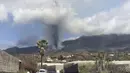 Gambar yang diambil dari video ini menunjukkan letusan gunung berapi yang difilmkan oleh warga, Carlota Manuela Martín Fuentes, di pulau La Palma di Kepulauan Canaria, Spanyol, Minggu (19/9/2021). Letusan gunung mmemuntahkan lava, debu, dan asap besar. (Carlota Manuela Martin Fuentes via AP)