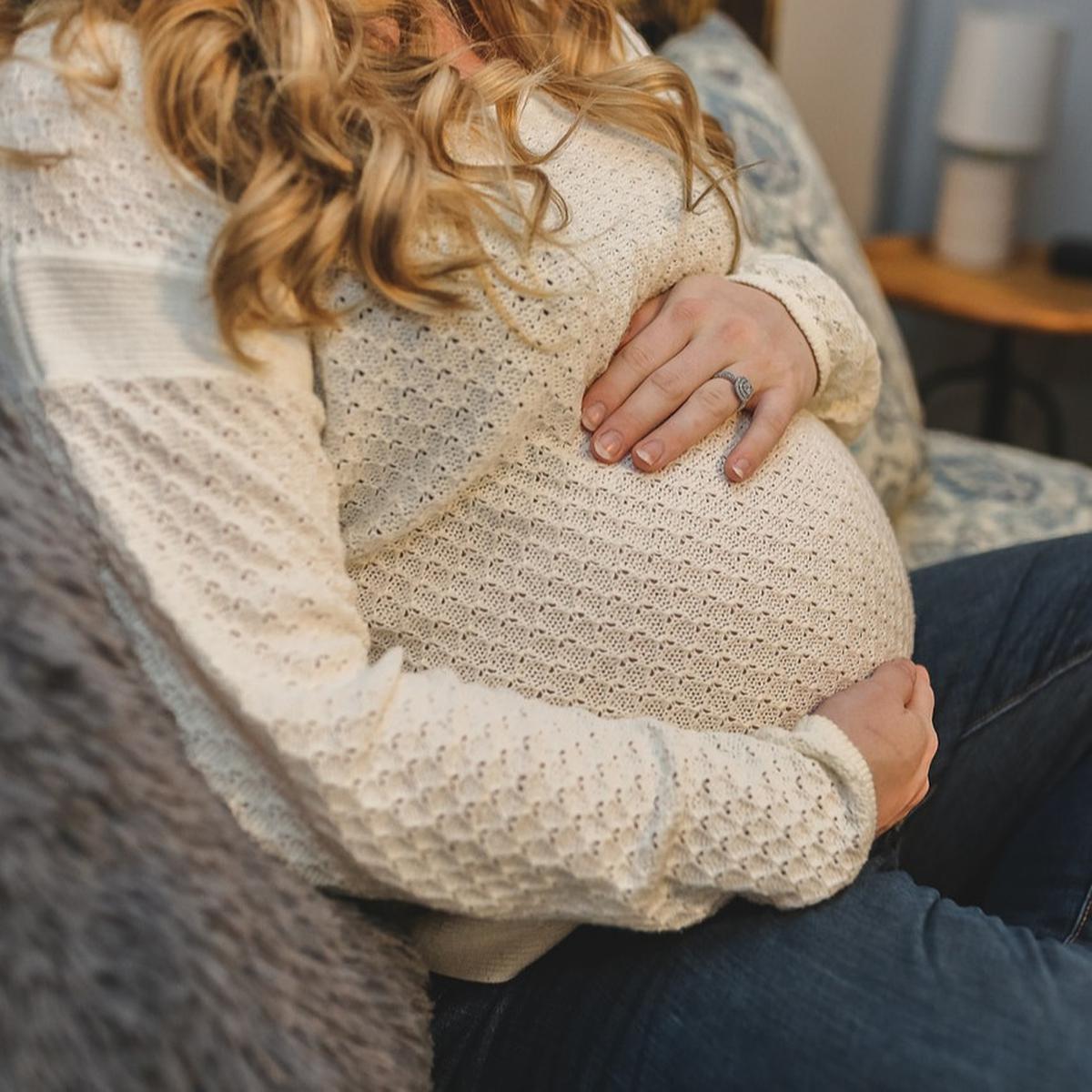 13 Larangan Ibu Hamil 8 Bulan, Mandi Air Panas hingga Bepergian Jauh