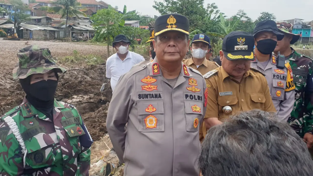 Kapolda Jabar Irjen Pol. Suntana saat mengunjungi daerah terdampak banjir di kawasan padat penduduk Cimacan, Tarogong Kidul, Garut, Jawa Barat. (Liputan6.com/Jayadi Supriadin)