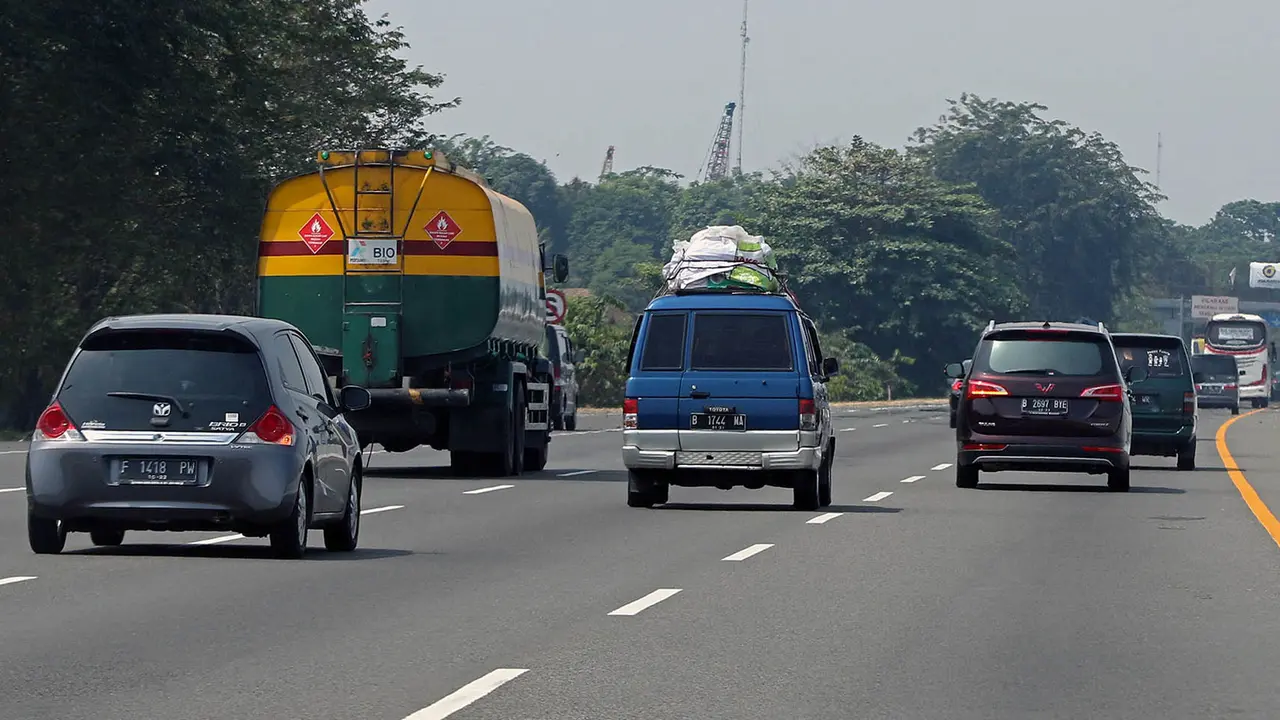 H-1 Lebaran, Tol Jakarta-Cikampek Ramai Lancar