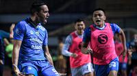 Selebrasi pemain Persib Bandung, Ezra Walian (kiri), setelah mencetak gol penyeimbang kedudukan ke gawang Dewa United pada menit ke-90+2 dalam pertandingan lanjutan pekan ketiga BRI Liga 1 2023/2024 yang berlangsung di Stadion Gelora Bandung Lautan Api, Jawa Barat, Jumat (14/7/2023). (Bola.com/Bagaskara Lazuardi)