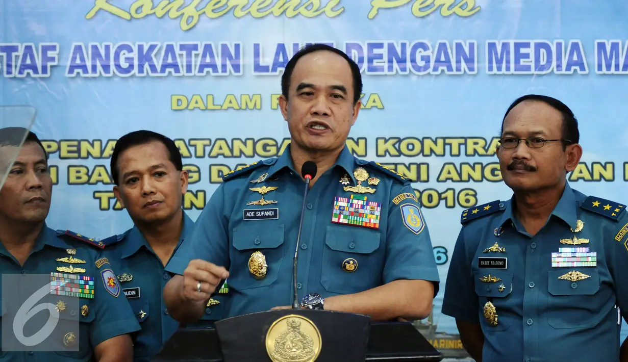 KSAL, Laksamana TNI Ade Supandi (ketiga kiri) memberikan keterangan usai menyaksikan penandatanganan kontrak pengadaan barang dan jasa dengan sejumlah mitra di Mabes TNI AL, Jakarta, Kamis (7/1/2016). (Liputan6.com/Helmi Fithriansyah)