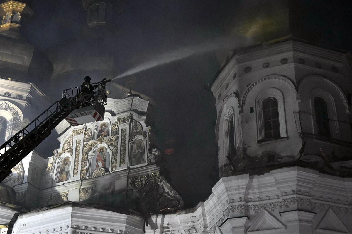 FOTO: Rudal Rusia Hantam Katedral Bersejarah di Kyiv Puluhan Warga Terluka
