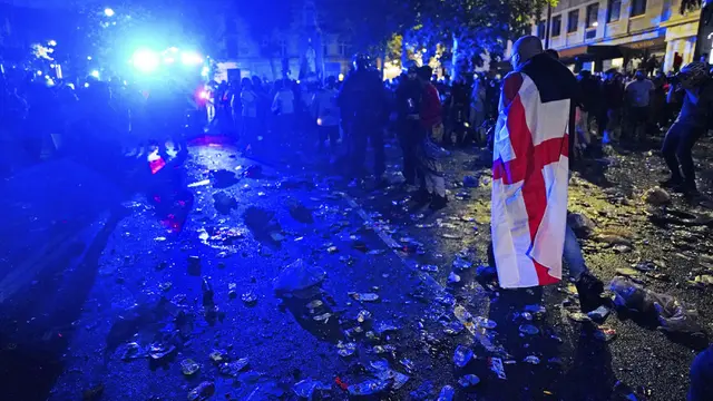 Foto: Yang Tersisa Usai Laga Final Euro 2020 di Inggris, Sampah Berserakan Hingga Rusaknya Fasilitas Umum