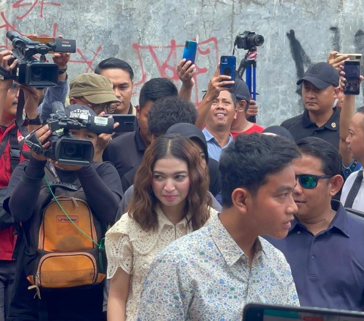 Setibanya di Jakarta nanti, Gibran mengaku belum ada rencana bertemu Jokowi. Justru dia ingin mandi.