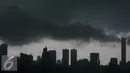 Sejumlah gedung di Jakarta tertutup awan gelap sebelum turunya hujan, Rabu (7/9).  BMKG memprediksi fenomena La Nina yang mengakibatkan curah hujan tinggi akan berlangsung hingga bulan September 2016. (Liputan6.com/Johan Tallo)