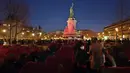 Para migran mendirikan tenda di Republic square, pusat kota Paris, pada Kamis (25/3/2021). Hampir 400 tenda didirikan di alun-aun tersebut untuk menarik perhatian atas kondisi kehidupan mereka dan menuntut akomodasi. (AP Photo/Rafael Yaghobzadeh)