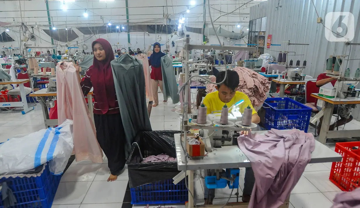 Pekerja menyelesaikan pekerjaan terakhir pembuatan mukena jelang libur hari Lebaran 2024 pada pabrik busana muslim Siti Khadijah di kawasan Limo, Depok, Jawa Barat, Kamis (4/4/2024). (merdeka.com/Arie Basuki)