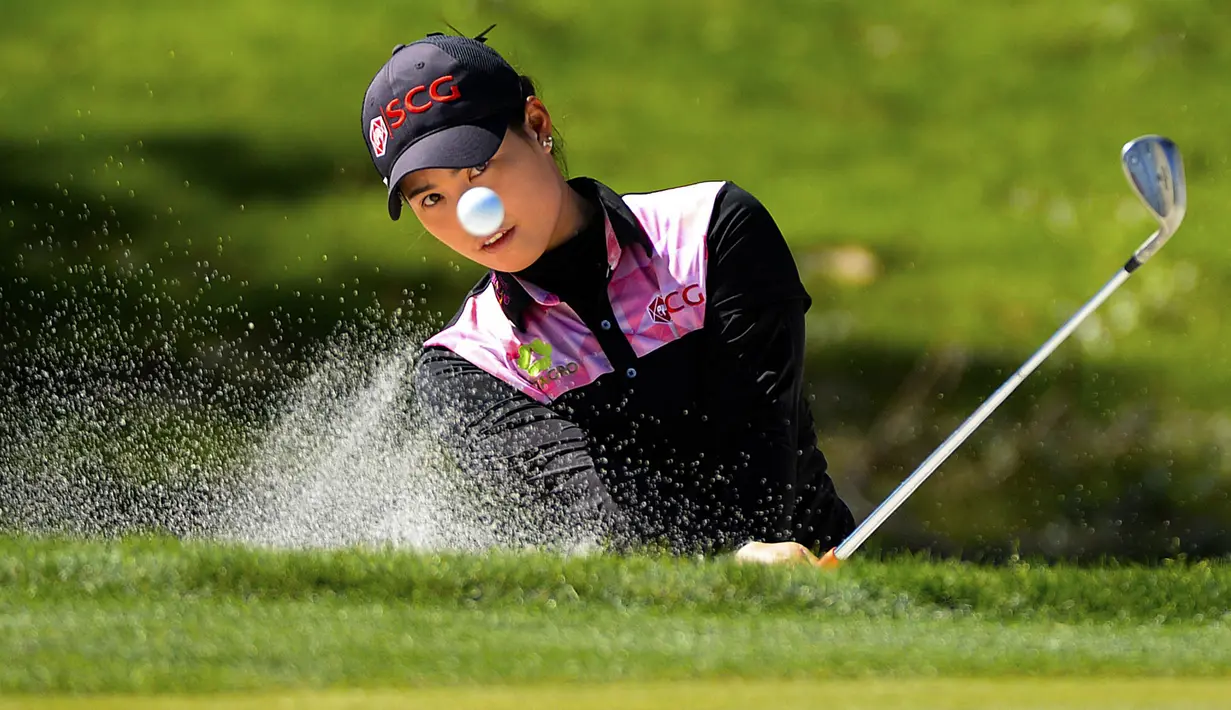 Moriya Jutanugarn dari Thailand memukul bola selama putaran ketiga turnamen ANA Inspiration 2017 di Mission Hills Country Club, Rancho Mirage, California (1/4). (Robert Laberge / Getty Images / AFP)