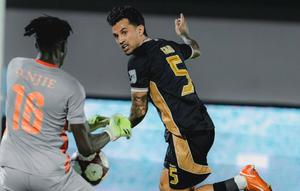 Upaya sepakan winger Dewa United, Stefano Lilipaly masih bisa ditahan kiper Manila Digger, Omar Njie dalam laga leg kedua perempat final AFC Challenge League 2025/2026 di Indomilk Arena, Kamis (12/3/2026) malam. (Dok. Dewa United)
