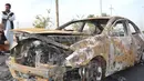 Kondisi mobil yang dipakai sebagai bom di Ameriyat Falluja, Irak, Jumat (18/11). Serangan yang diduga dilakukan ISIS ini sedikitnya menewaskan 17 orang dan belasan lainnya luka-luka. (Reuters/Osamah Waheeb) 