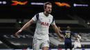 Striker Tottenham Hotspur, Harry Kane melakukan selebrasi usai mencetak gol pertama timnya ke gawang Dinamo Zagreb dalam laga leg pertama babak 16 besar Liga Europa 2020/2021 di Tottenham Hotspur Stadium, London, Kamis (11/3/2021). Tottenham menang 2-0 atas Dinamo Zagreb. (AFP/Alastair Grant/Pool)