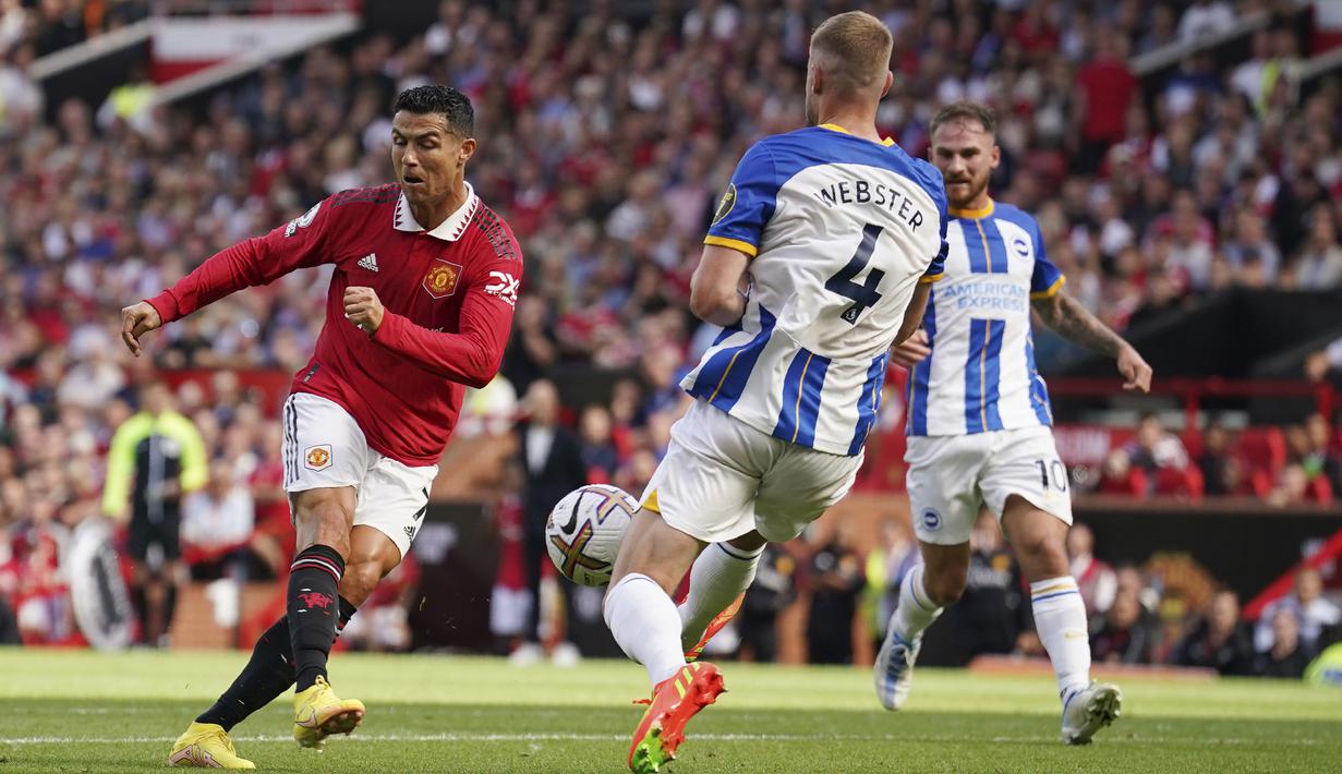 Tertinggal dua gol, Manchester United memainkan Cristiano Ronaldo pada menit ke-53 menggantikan Fred untuk menambah daya gedor Setan Merah. (AP/Dave Thompson)