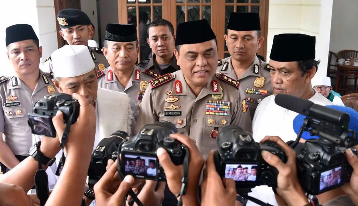 Wakapolri Komjen Pol. Syafruddin memberikan keterangan pers saat berkunjung ke Ponpes Buntet di Astanajapura, Cirebon, Jawa Barat, Jumat (25/11). Wakapolri meminta para Kiayi menjaga keutuhan NKRI. (Foto : Polri)
