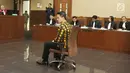 Zumi juga menjalani sidang dengan kasus dugaan pemberian suap kepada sejumlah anggota DPRD terkait persetujuan DPRD terhadap pengesahan Rancangan Anggaran Pendapatan dan Belanja Daerah Jambi tahun anggaran 2017-2018. (Liputan6.com/Herman Zakharia)