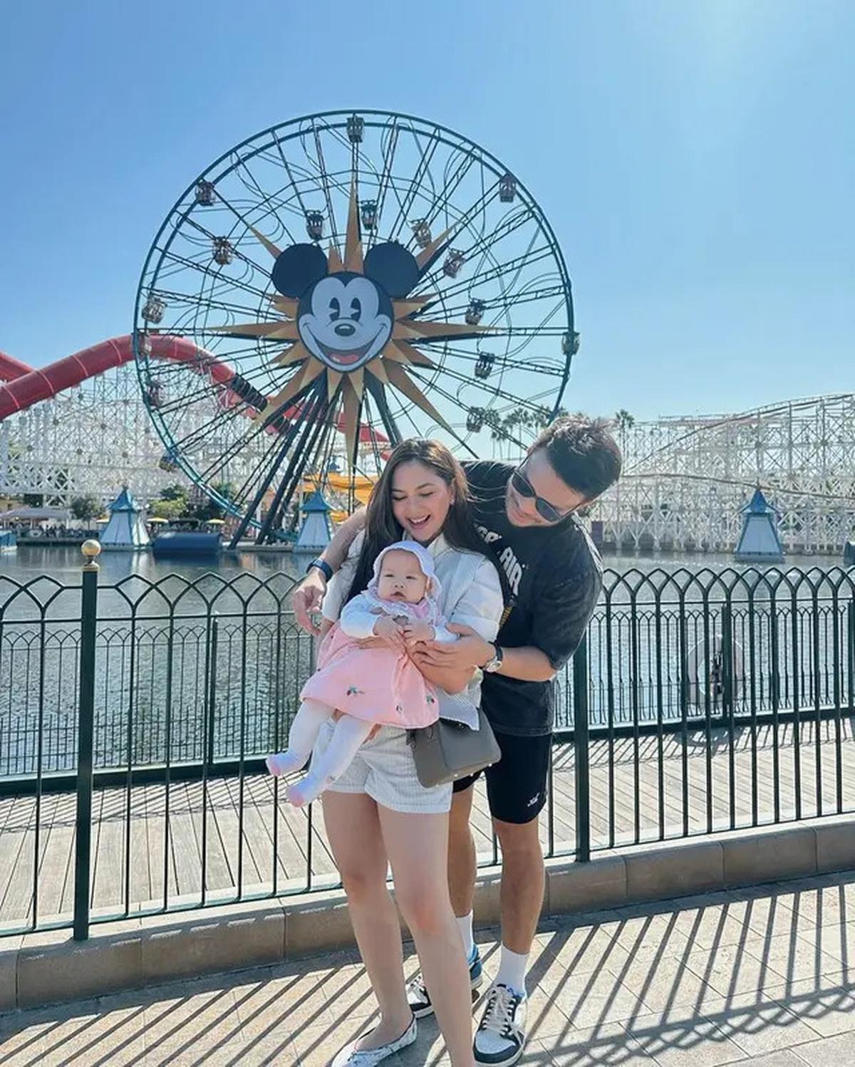 6 Potret Gaya Jessica Mila saat Momong Anak di Luar Negeri, Tampil Stunning