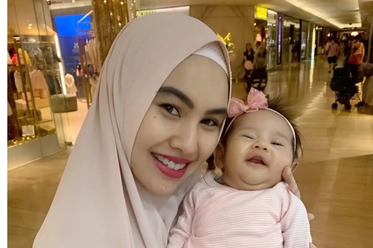 Ajak Bayinya Umrah, Ini 5 Momen Kartika Putri Asuh Buah Hati