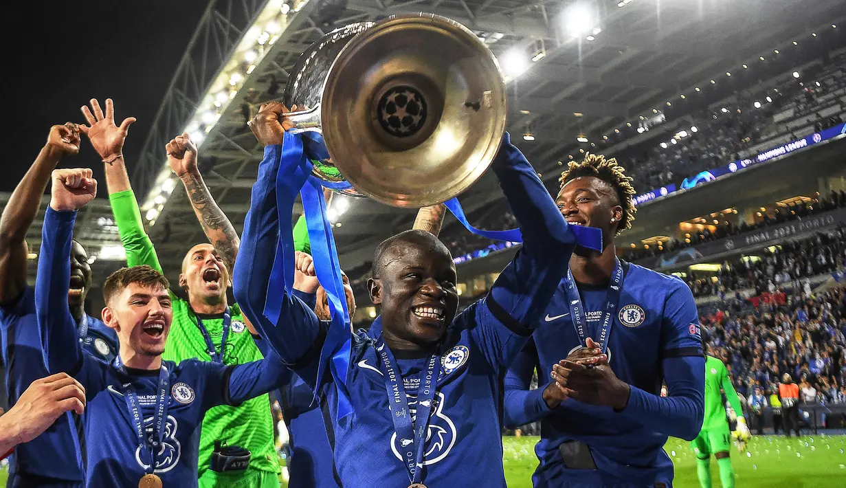N'Golo Kante. Gelandang asal Prancis ini didatangkan dari Leicester City pada musim 2016/2017 usai menjuarai Liga Inggris. Kinerja apiknya langsung memberi gelar Liga Inggris untuk Chelsea di musim debutnya. Hingga kini telah tampil dalam 218 laga dengan torehan 11 gol. (Foto: AFP/Pool/David Ramos)