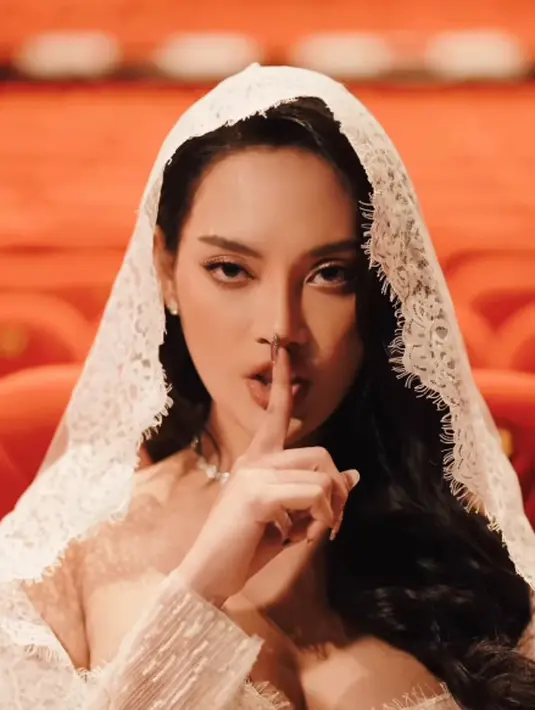 Sebagai pengantin, Erika Carlina tampil cantik dengan makeup flawless bernuansa cokelat gold. Menampilkan mata sayu Erika Carlina yang ikonik [@eri.carl]