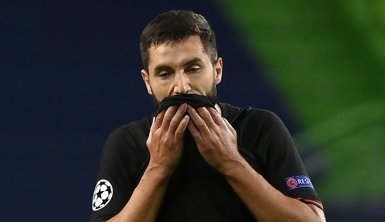Pemain Atletico Madrid, Felipe, tampak lesu usai dikalahkan RB Leipzig pada perempat final Liga Champions 2019/2020 di Estadio Jose Alvalade, Jumat (14/8/2020) dini hari WIB. Atletico Madrid kalah 1-2 atas RB Leipzig. (AFP/Lluis Gene/pool)
