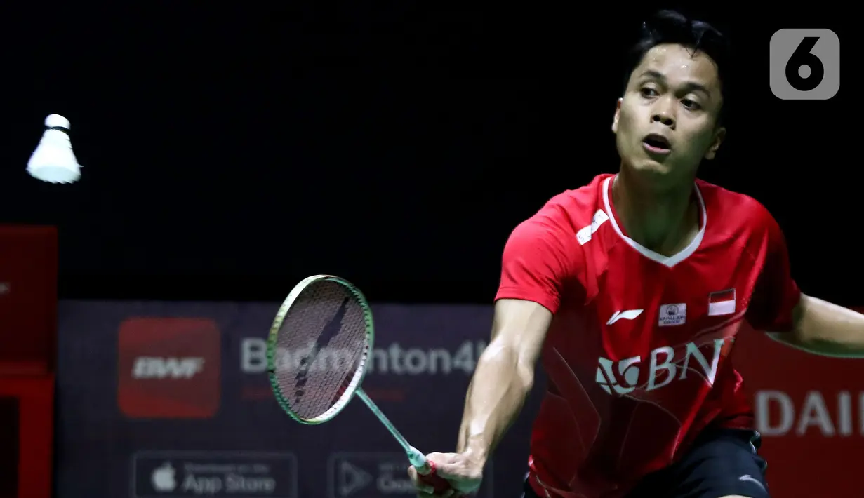 Pebulu tangkis tunggal putra Indonesia, Anthony Sinisuka Ginting saat bertanding melawan Viktor Axelsen (Denmark) pada Semifinal Indonesia Masters 2022 di Istora Senayan, Jakarta, Sabtu (11/6/2022). Anthony Sinisuka Ginting gagal melaju ke final Indonesia Masters 2022. (Liputan6.com/Helmi Fithriansyah)