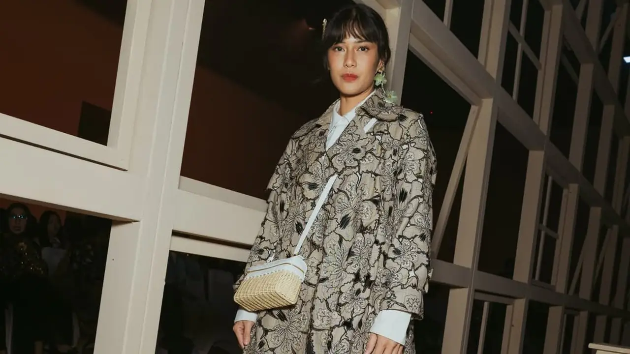 8 Inspirasi Outfit Preppy Style ala Dian Sastrowardoyo Buat Cewek Tomboy