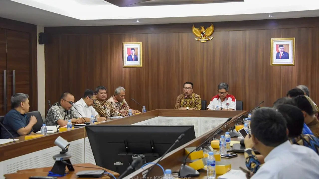 Gubernur Jawa Barat Ridwan Kamil bersama Bupati Garut Rudy Gunawan, menggelar pertemuan dengan Direktorat Jenderal Cipta Karya Kementerian PUPR.
