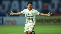 Selebrasi pemain Bali United, Rahmat Arjuna setelah menjebol gawang Persija Jakarta pada laga pekan ke-13 BRI Liga 1 2023/2024 di Stadion Patriot Candrabhaga, Bekasi, Minggu (24/9/2023). (Bola.com/M Iqbal Ichsan)