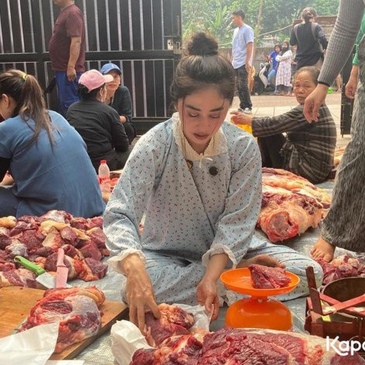 Potret Cantik Dewi Perssik Saat Potong dan Timbang Daging Kurban Idul Adha, Tampil Simple Pakai Piyama