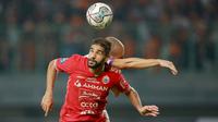 Pemain Persija Jakarta, Abdulla Yusuf Helal (depan) duel udara dengan pemain Persita Tangerang, Agustín Cattaneo pada laga pekan keenam BRI Liga 1 2022/2023 di Stadion Patriot Candrabhaga, Bekasi, Rabu (24/8/2022). (Bola.com/M Iqbal Ichsan)