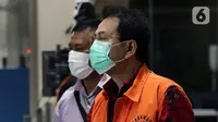 Mantan Wakil Ketua DPR RI, Azis Syamsuddin (kanan) usai menjalani pemeriksaan di Gedung KPK, Jakarta, Senin (22/11/2021). KPK memeriksa Azis Syamsuddin sebagai tersangka dalam kasus dugaan pemberian suap pencairan anggaran DAK Kabupaten Lampung Tengah tahun 2017. (Liputan6.com/Helmi Fithriansyah)