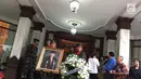 Prajurit TNI mengiringi upacara penyerahan jenazah pengusaha senior Sukamdani Sahid Gitosardjonodari dari keluarga kepada pemerintah di rumah duka, Menteng, Jakarta, Kamis (21/12). Sukamdani meninggal pada usia 89 tahun. (Liputan6.com/Immanuel Antonius)