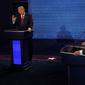 Donald Trump menjawab pertanyaan ketika capres dari Partai Demokrat Joe Biden mendengarkan selama debat presiden kedua dan terakhir pada Kamis (22/20/2020) di Nashville. (Morry Gash / Pool / AP)