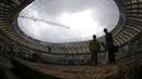 Pekerja berdiri di dalam stadion Luzhniki, Moskow, Rusia, Kamis, (9/7/2015). Untuk menyambut perhelatan Piala Dunia 2018, Stadion Luzhniki direnovasi besar-besaran.  (REUTERS/Maxim Shemetov)