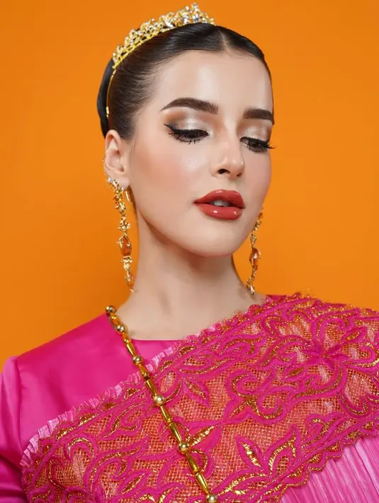 Penampilan ini membuktikan bahwa Tasya Farasya bukan hanya piawai dalam urusan makeup, tapi juga mampu menghidupkan elemen budaya lewat interpretasi fashion dan riasan yang autentik.  [@tasyafarasya].