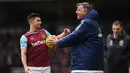  Pelatih Sunderland, Sam Allardyce  bercanda bersama pemain West Ham United, Aaron Cresswellpada lanjutan Liga Inggris di Stadion Upton Park, Sabtu (27/2/2016). (Reuters / Tony O'Brien)