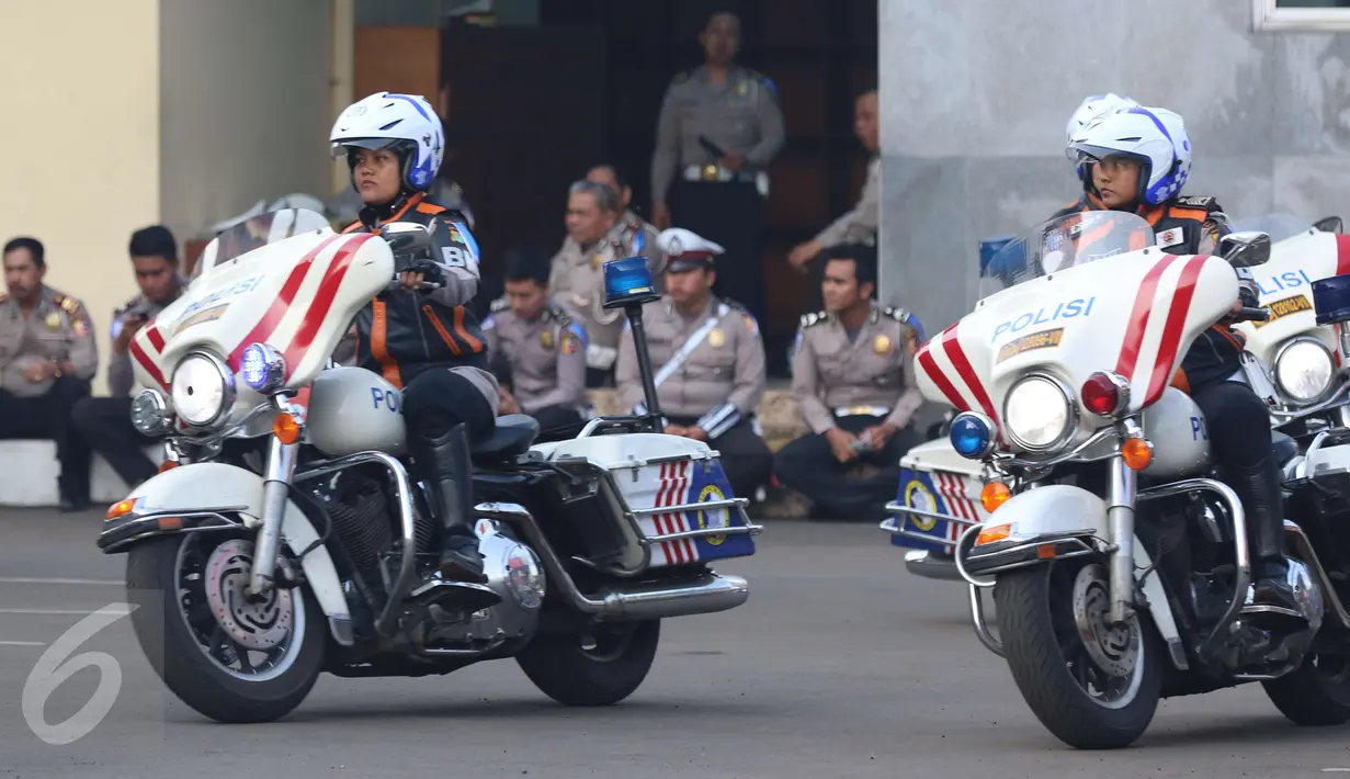 Aksi Polisi Wanita dengan Motor gedenya menunjukkan safety Riding yang benar dan aman saat apel di Korlantas Polri, Jakarta, Selasa (9/5). Jelang Bulan Ramadhan korlantas gelar Pasukan Operasi Patuh Jaya 2017. (Liputan6.com/Helmi Afandi)
