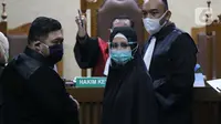 Terdakwa dugaan suap dan tindak pidana pencucian uang terkait kepengurusan fatwa untuk Djoko Tjandra di Mahkamah Agung, Pinangki Sirna Malasari (tengah) saat sidang lanjutan di Pengadilan Tipikor Jakarta, Senin (2/11/2020). Sidang mendengar keterangan saksi-saksi. (Liputan6.com/Helmi Fithriansyah)