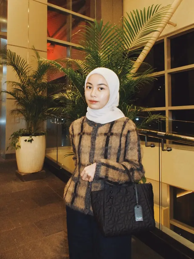 Gaya Striped Outfit ala Tsana Rintik Sedu (Instagram/@ntsana)