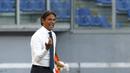 Pelatih Lazio, Simone Inzaghi, memberikan arahan kepada pemainnya saat menghadapi Brescia pada laga lanjutan Serie A pekan ke-37 di Stadion Olimpico, Kamis (30/7/2020) dini hari WIB. Lazio menang 2-0 atas Brescia. (AP Photo/Riccardo De Luca)