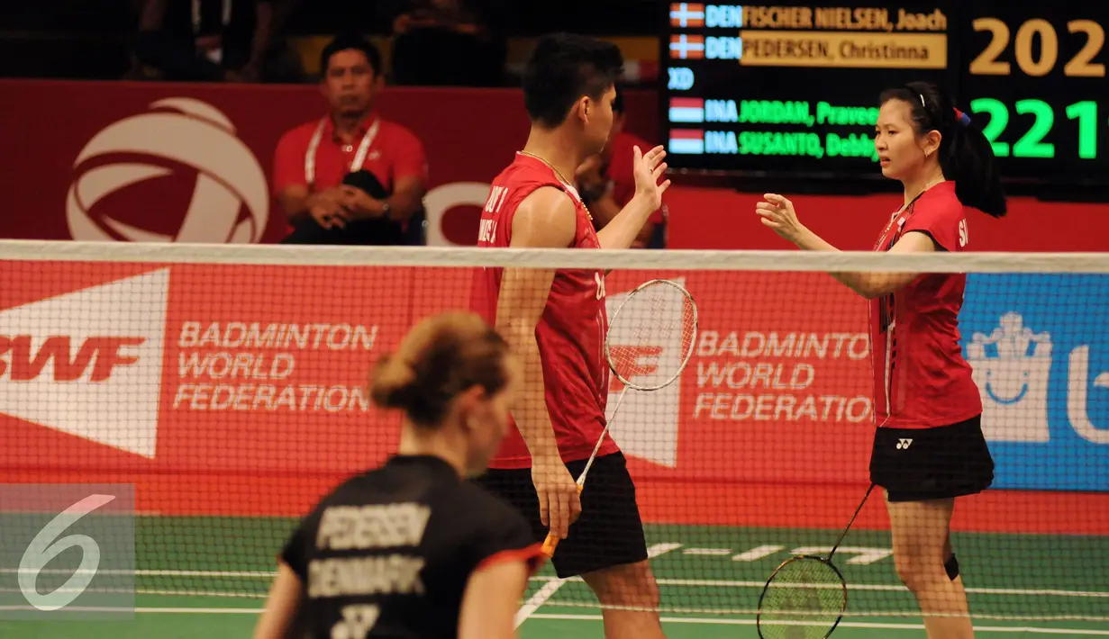 Ganda campuran Indonesia, Debby Susanto bersalaman dengan Praveen Jordan saat laga melawan Joachim/Christina di Total BWF World Championships 2015, Jakarta, Kamis (13/8/2015). Jordan/Debby unggul 22-20, 19-21, 23-21. (Liputan6.com/Helmi Fithriansyah)