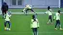 Para pemain Manchester City saat mengikut sesi latihan tim di City Football Academy di Manchester, Inggris barat laut (25/2/2020). City akan bertanding melawan Real Madrid pada leg pertama babak 16 Liga Champions di Bernabeu. (AFP Photo/Jon Super)
